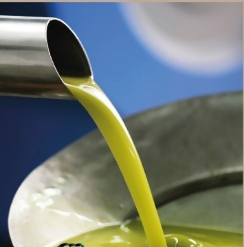 Huile d'olive fraîchement pressée coulant dans une cuve inox